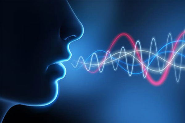 Giọng nói trầm thường do nồng độ testosterone cao.