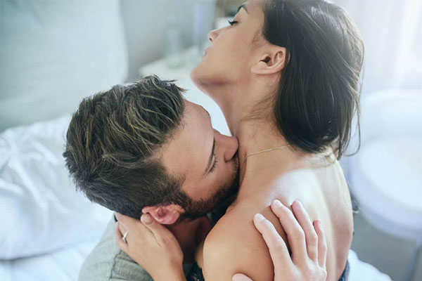 Nụ hôn mãnh liệt là một trong những dấu hiệu cho thấy một người đàn ông có ham muốn tình dục cao.